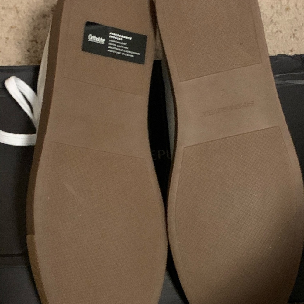 Sneakers/Decks - Picture 5 of 8